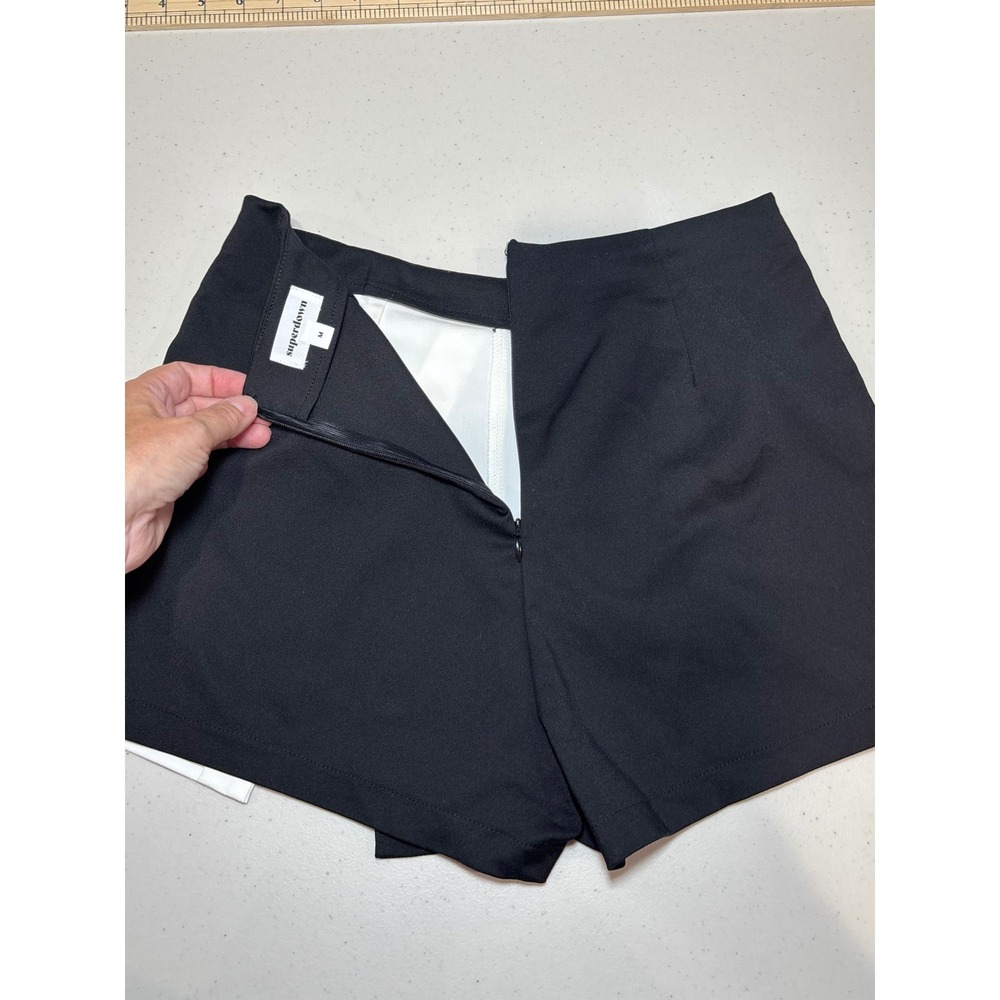 Superdown Revolve NWOT Aaleyah Colorblock Wrap Skort M Black White Skirt Shorts - Picture 7 of 13